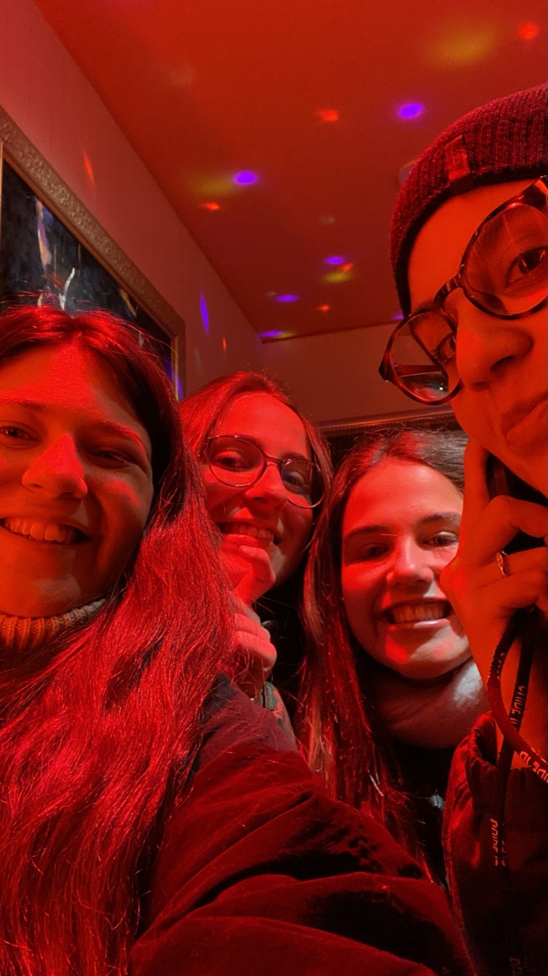 Selfie de grupo de viajantes com luz vermelha