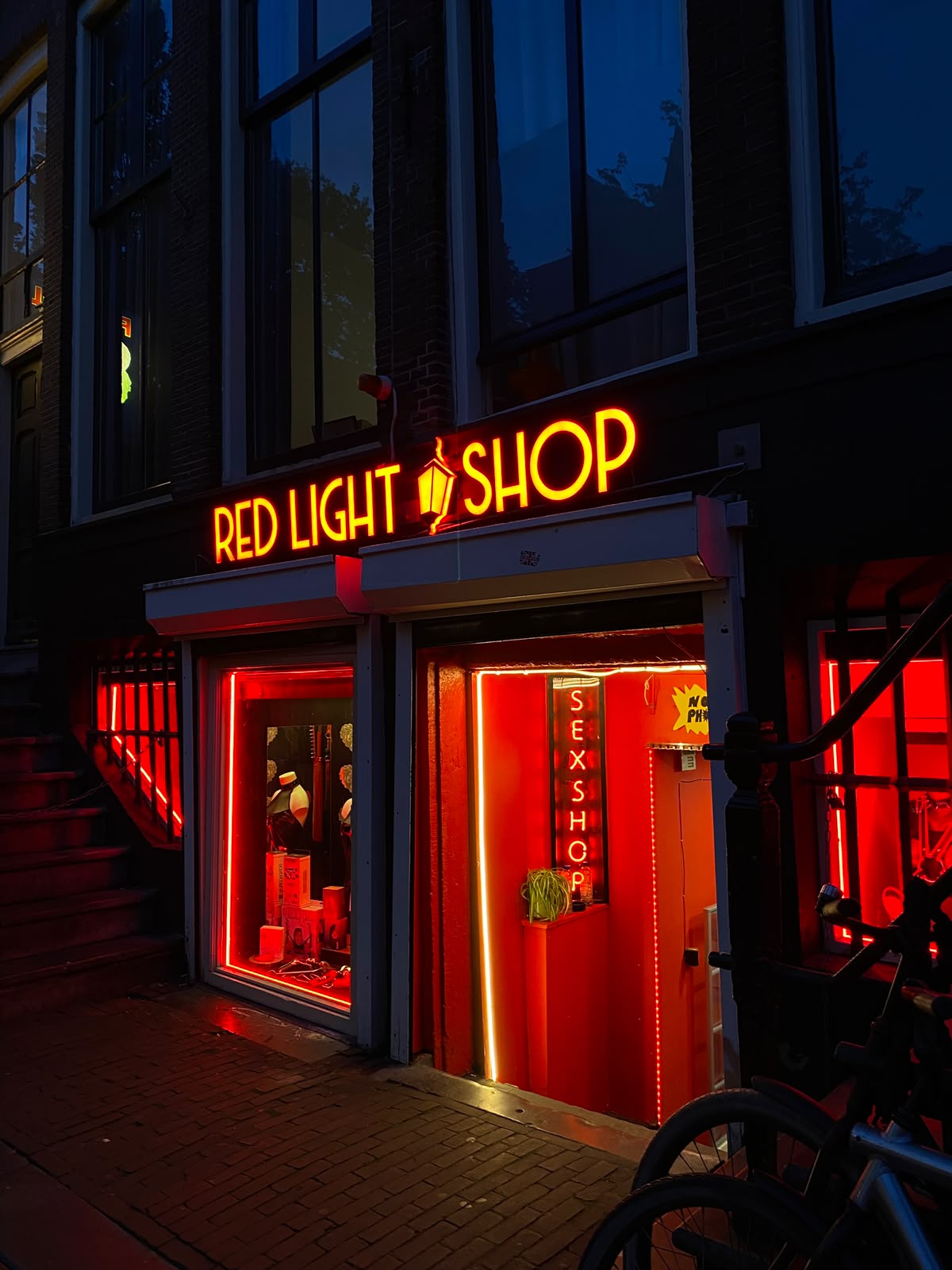 Sex shop Red Light Shop com néons vermelhos