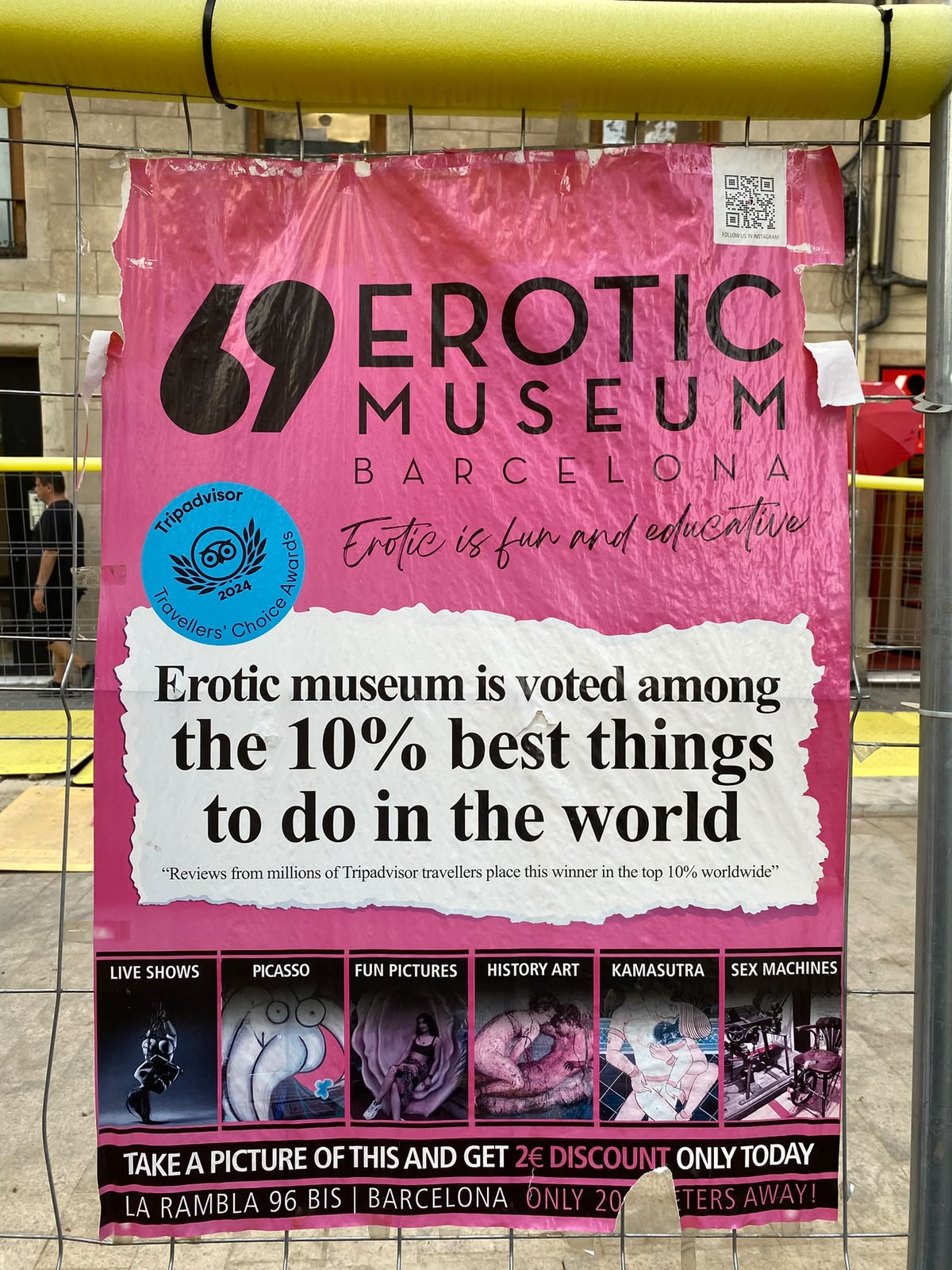 Cartaz cor-de-rosa do Museu Erótico de Barcelona: 'Erotic is fun and educative'
