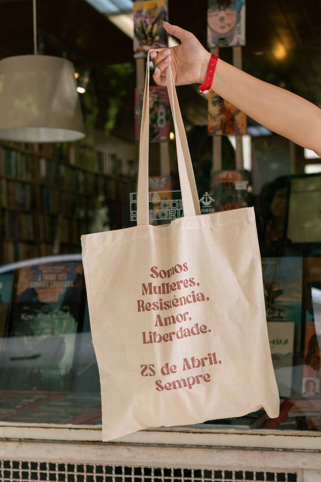 Tote bag de lona com a frase 'Somos Mulheres, Resistência, Amor, Liberdade. 25 de Abril, Sempre'