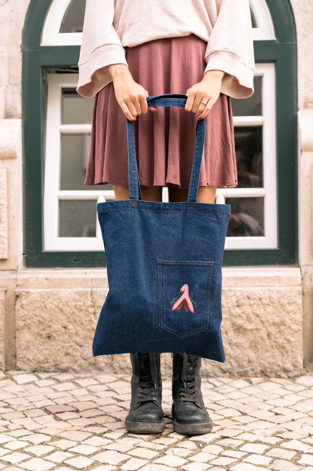 Tote bag de ganga com uma ilustração de um clítoris no bolso