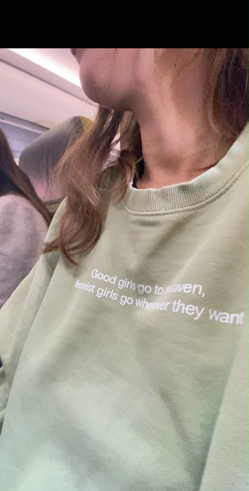 Sweatshirt verde-salva com a frase 'Good girls go to heaven, feminist girls go wherever they want'