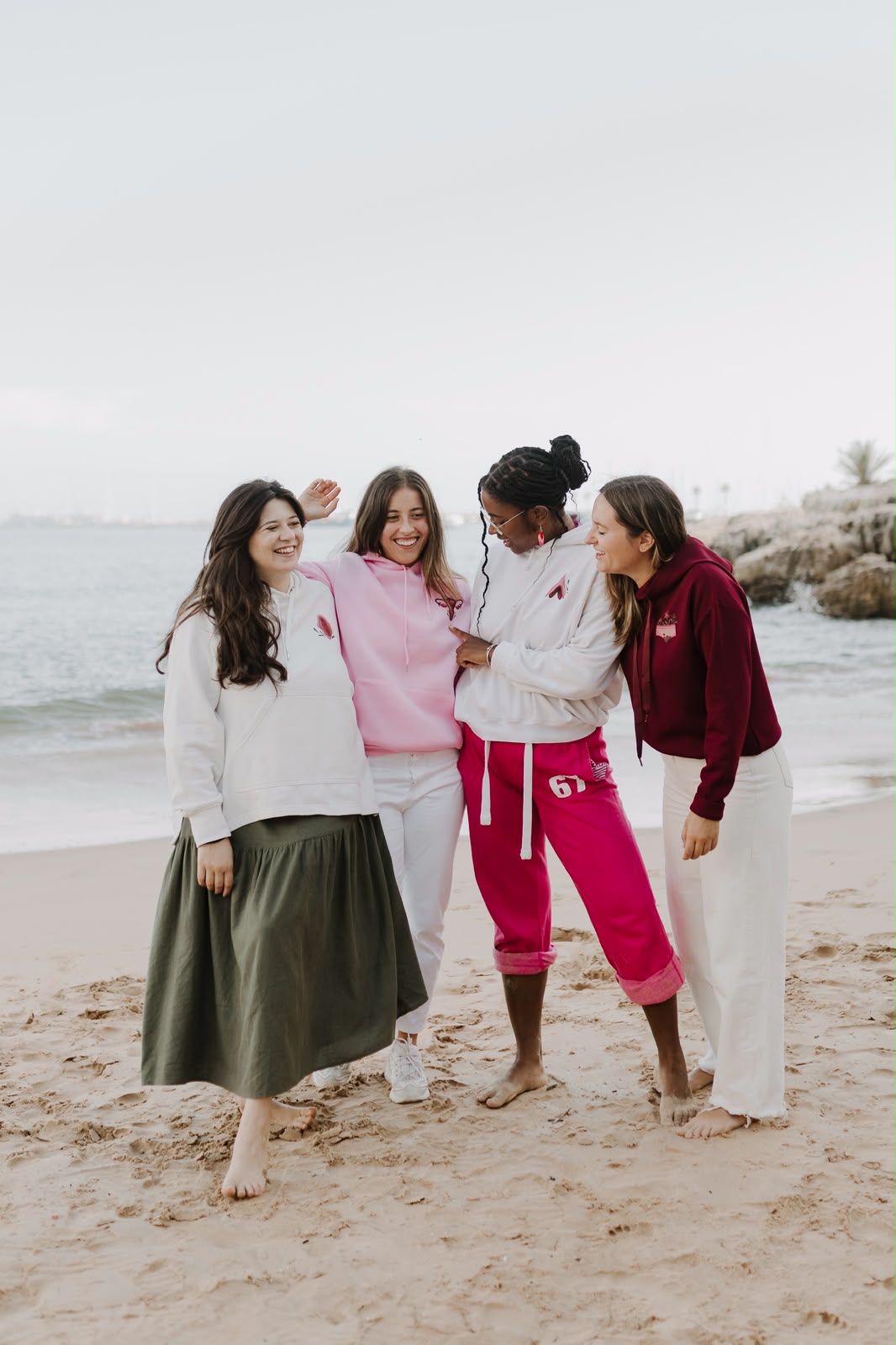 Amigas na praia com hoodies da coleção
