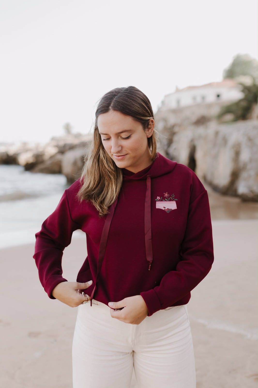 Hoodie curta bordô com uma ilustração de cuecas menstruais e flores