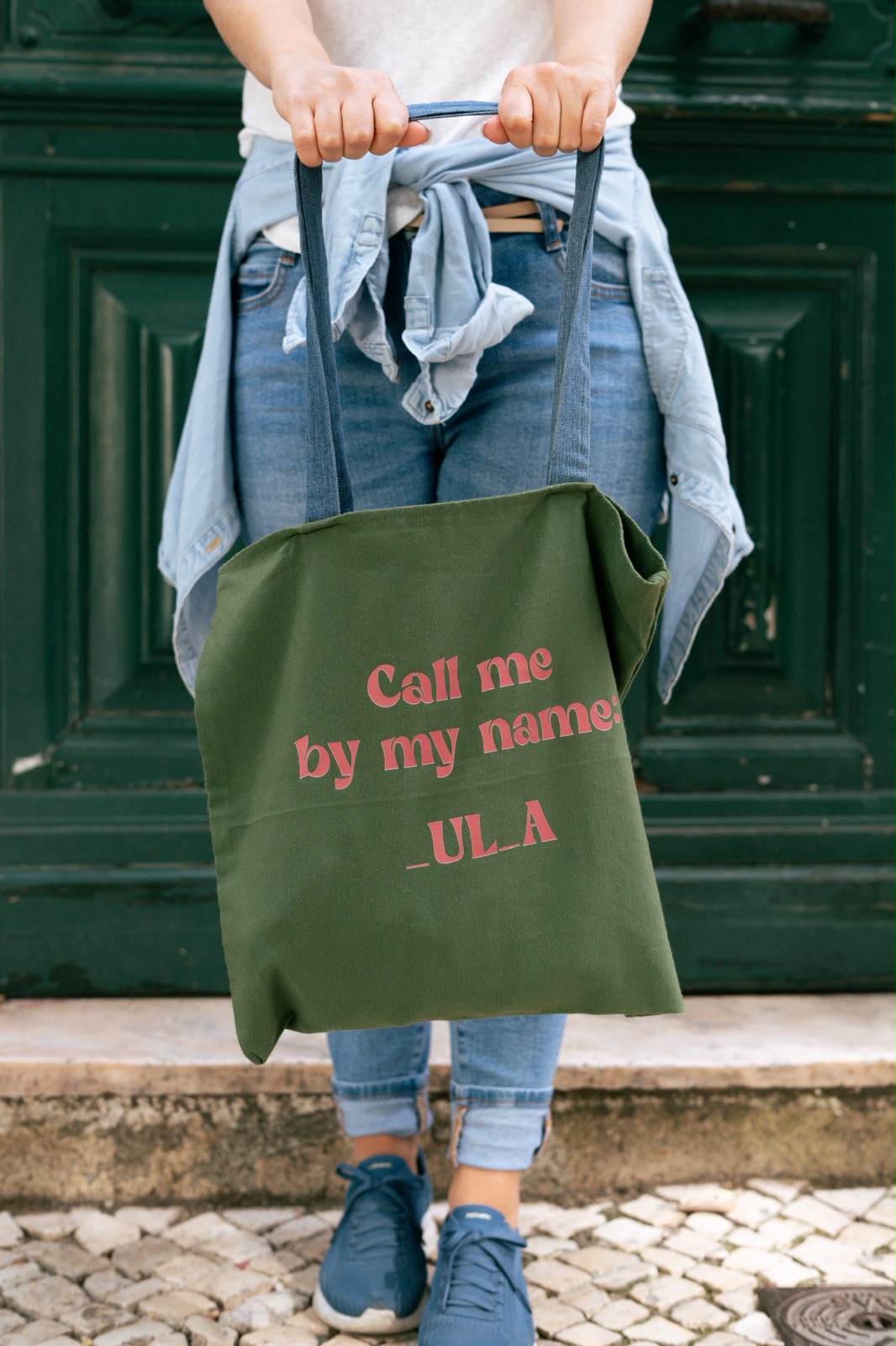 Tote bag verde com a frase 'Call me by my name: _UL_A'