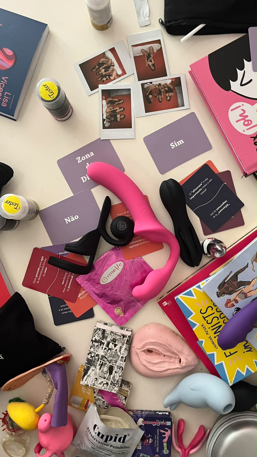 Mesa com brinquedos sexuais, cartas de conversa e livros para uma despedida de solteira