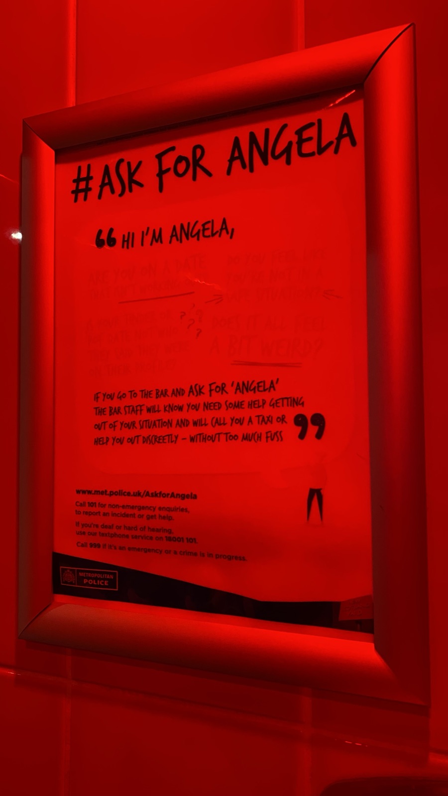 Cartaz da campanha Ask for Angela, sobre pedir ajuda de forma discreta num bar