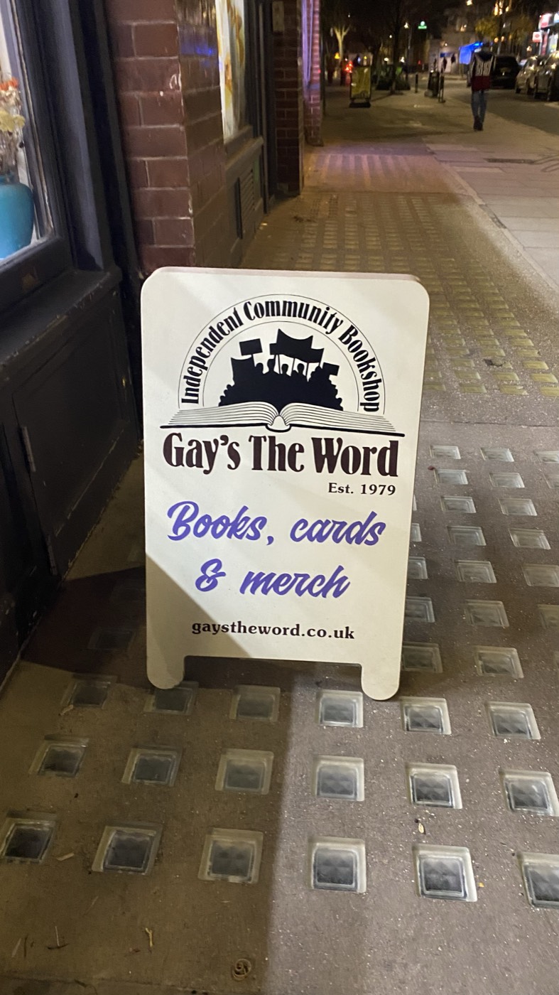 Letreiro da Gay's The Word, uma livraria LGBTQ+ independente em Londres