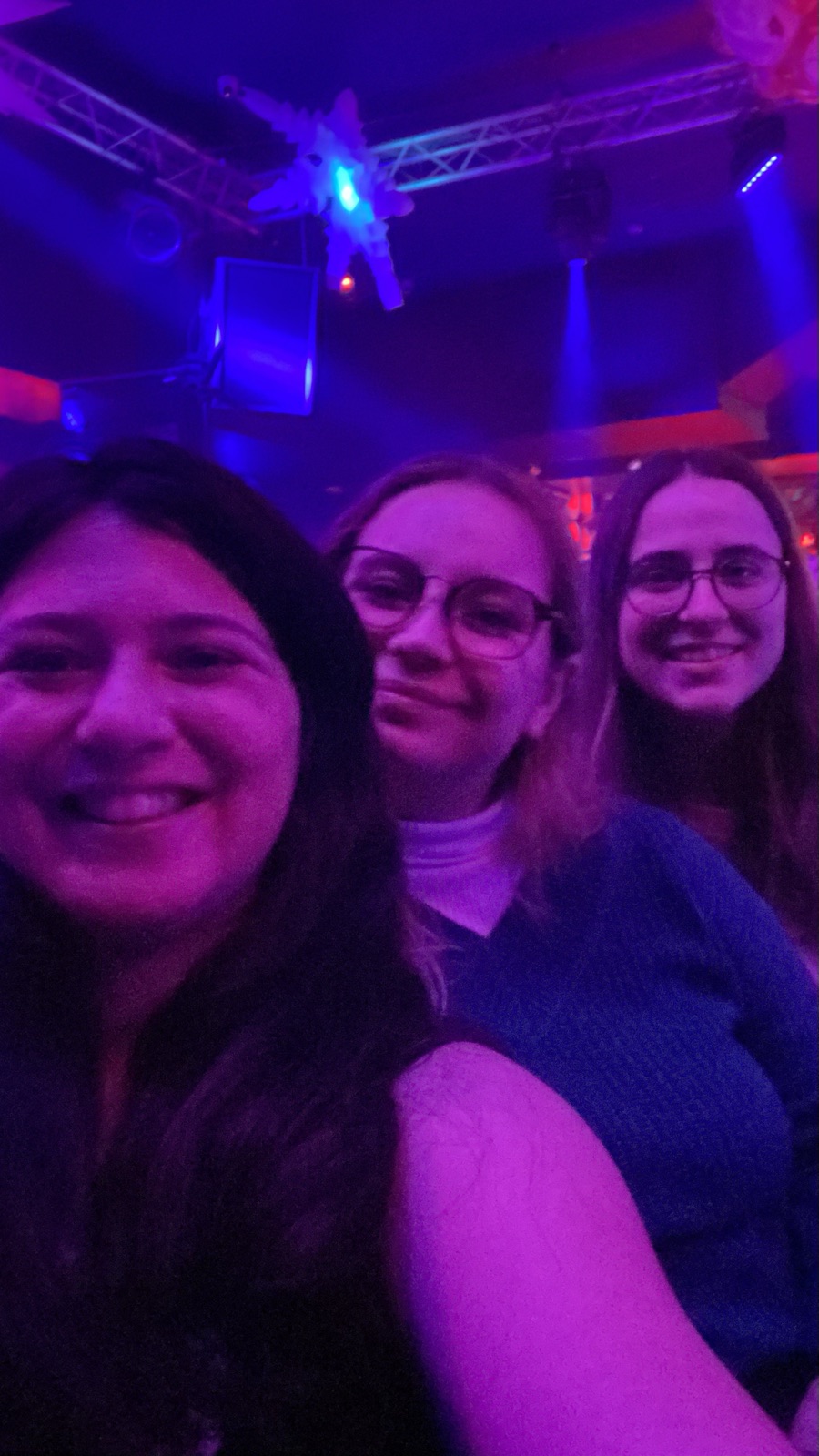 Selfie de três viajantes numa noite em Londres
