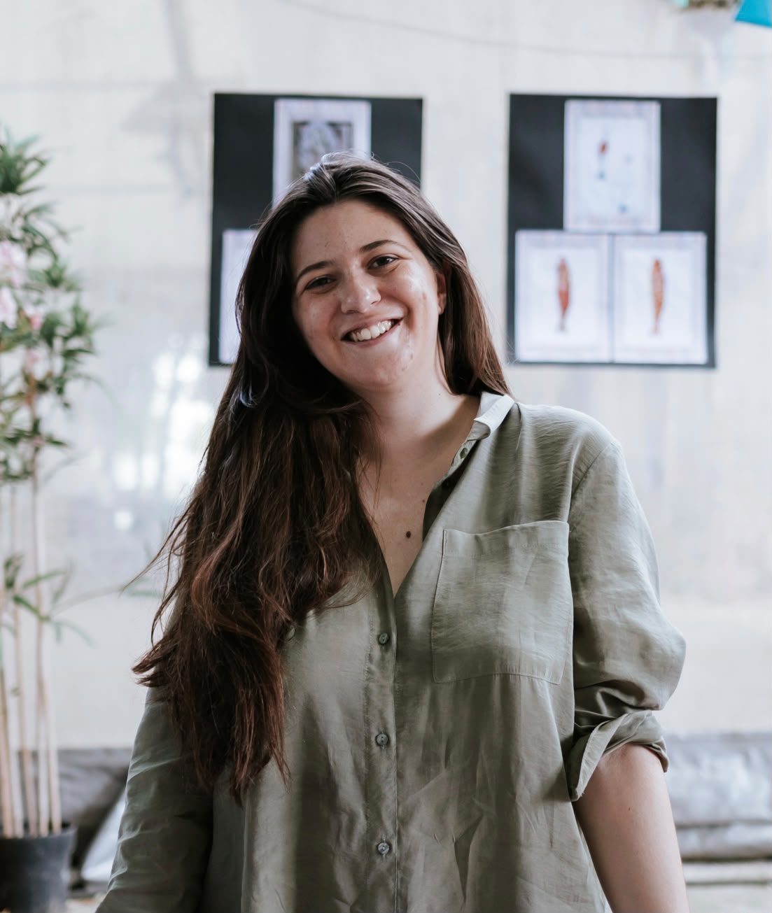 Mariana Fonseca a sorrir, com uma camisa verde-azeitona
