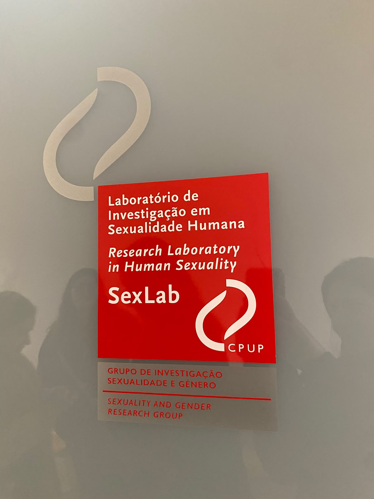 Placa do SexLab, o Laboratório de Investigação em Sexualidade Humana da Universidade do Porto