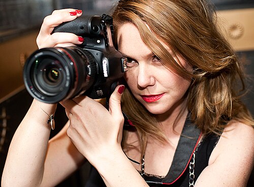 Erika Lust a segurar uma câmara