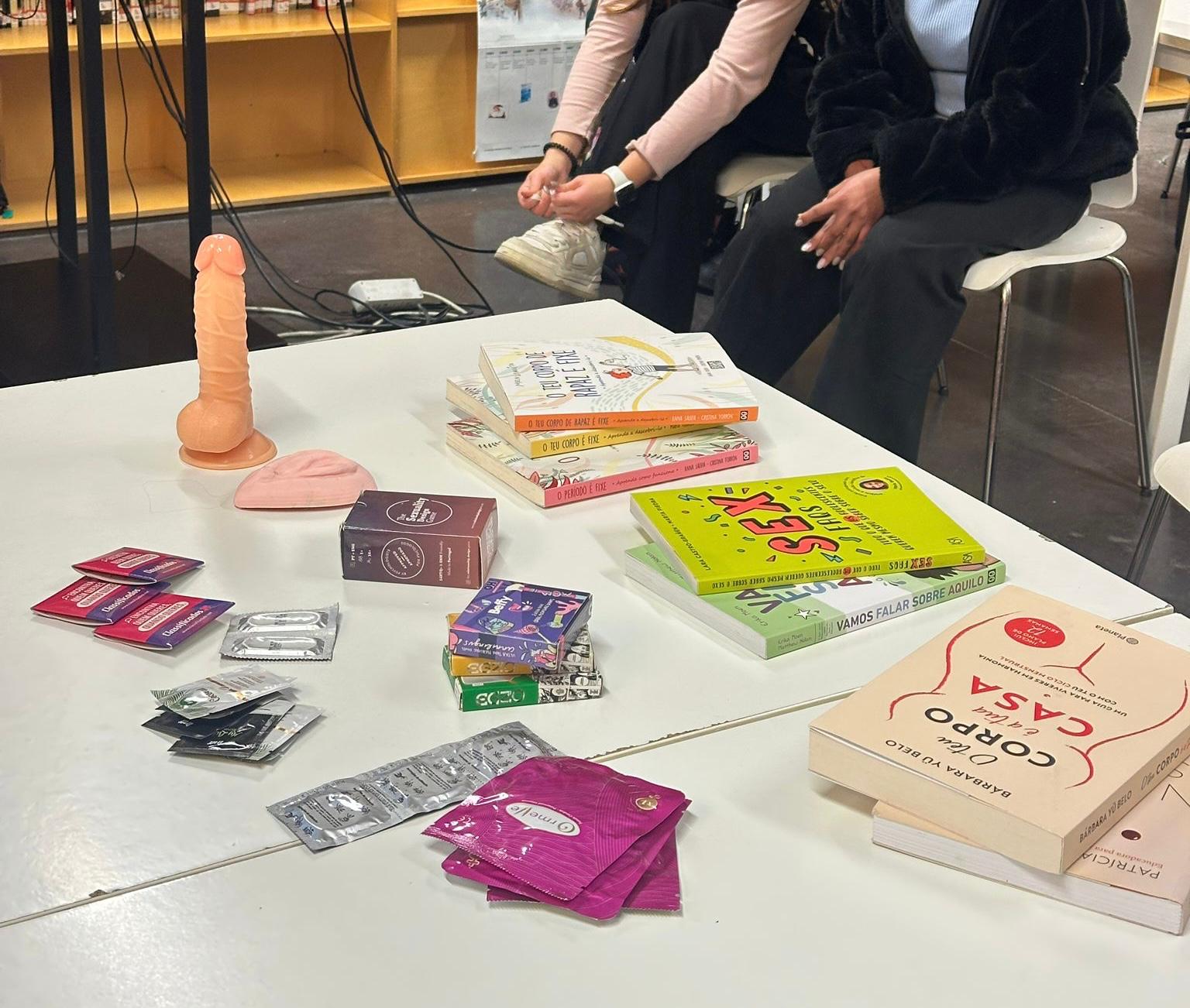 Mesa com materiais de educação sexual numa sessão numa escola
