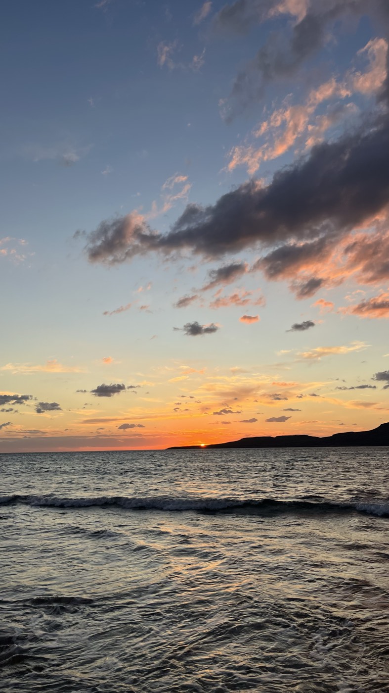 Pôr do sol sobre o mar, com nuvens cor de laranja, na ilha de Elafonisos