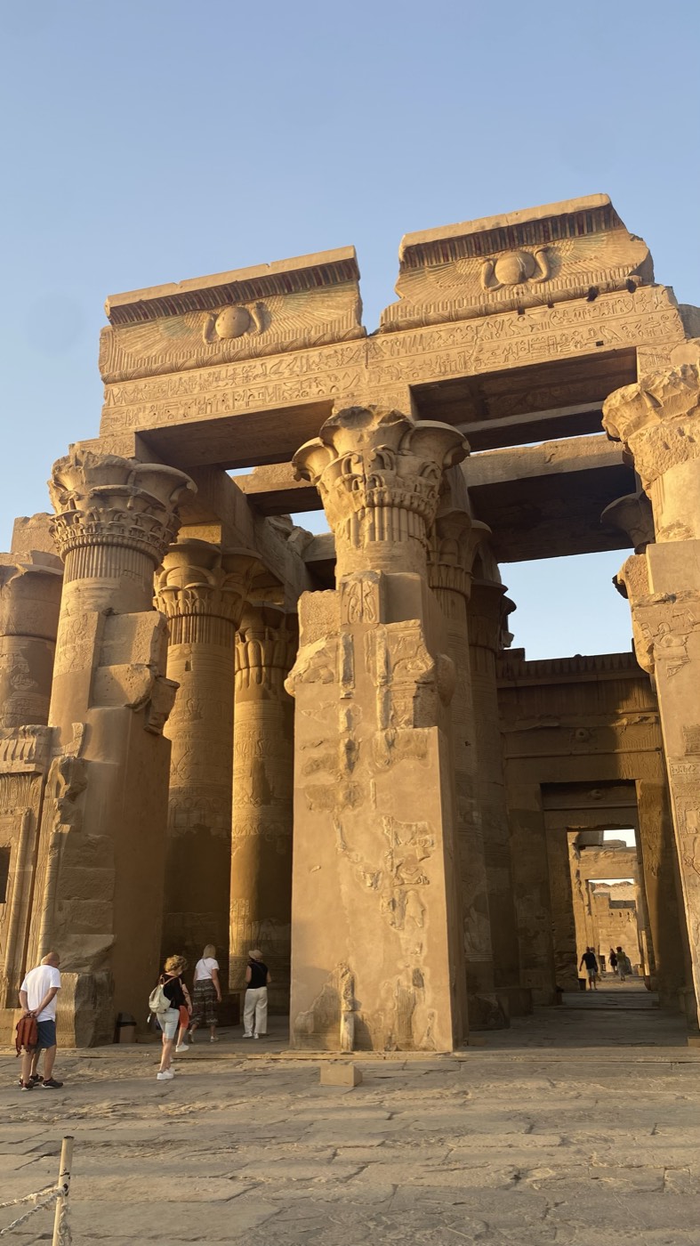Colunas gigantes de pedra do templo de Kom Ombo, no Egito, ao fim da tarde