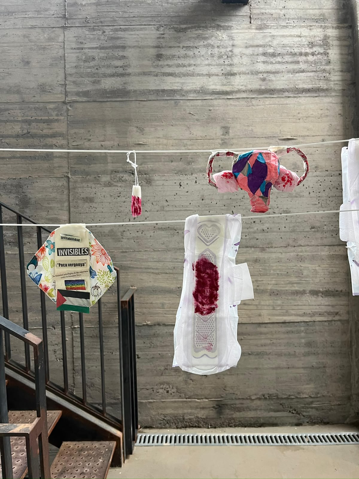 Estendal com pensos decorados, um tampão e um útero de papel